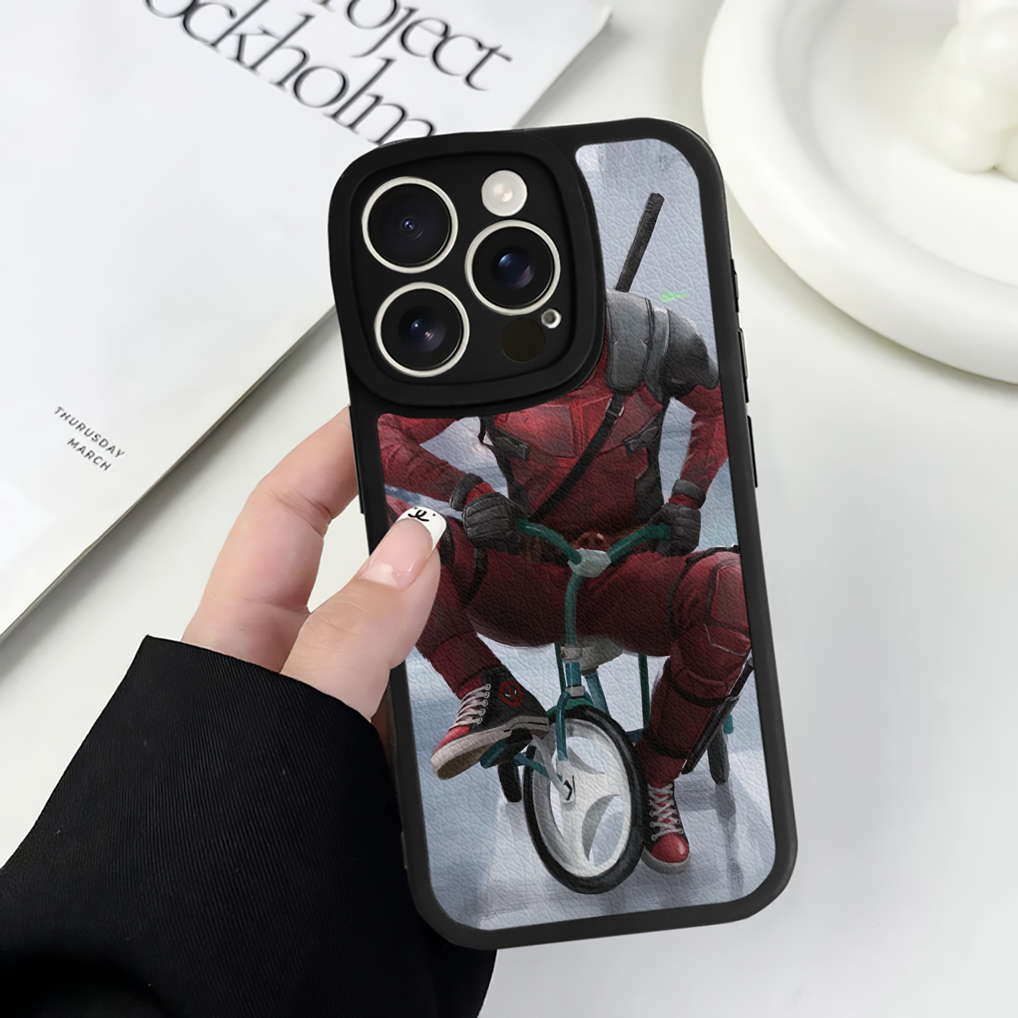 （画像用） Deadpool デッドプール 【iPhone 16シリーズ対応】シリコンスマホケース（レザー調） 材質：シリコン